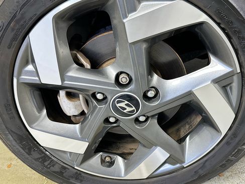 Used 2023 Hyundai Venue Limited image 30