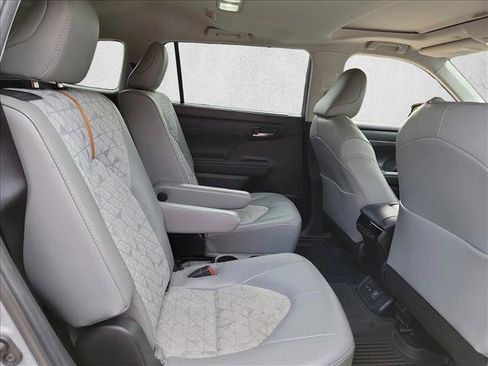 Used 2022 Toyota Highlander Bronze Edition AWD/4WD image 15