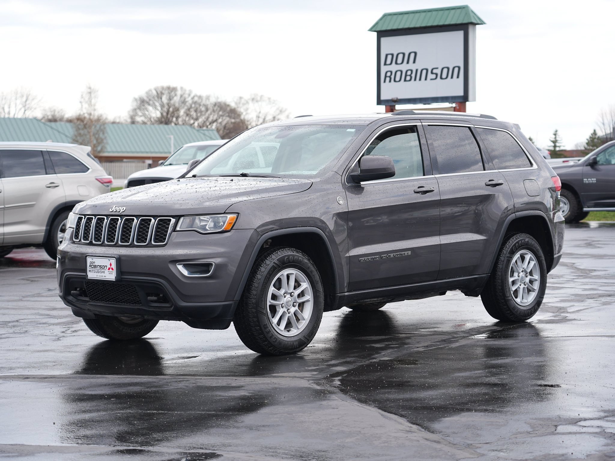 Used 2019 Jeep Grand Cherokee Laredo AWD/4WD image 8