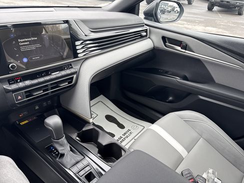 Used 2025 Toyota Camry SE w/ Convenience Package image 22