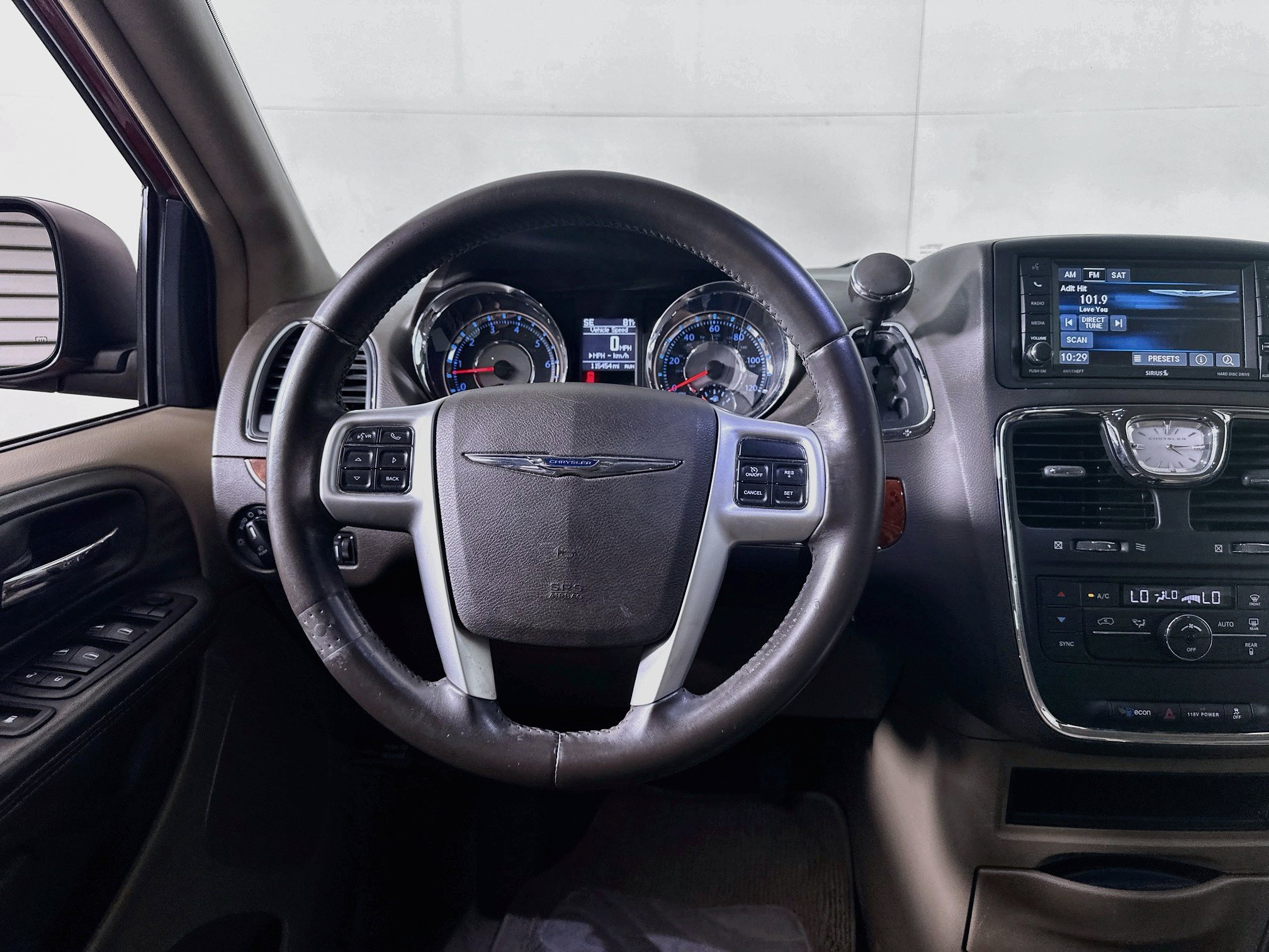 Used 2016 Chrysler Town & Country Touring FWD image 17