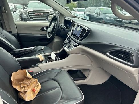 Used 2023 Chrysler Pacifica Limited FWD image 7