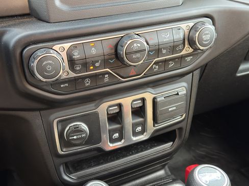 Used 2019 Jeep Wrangler Sport image 22