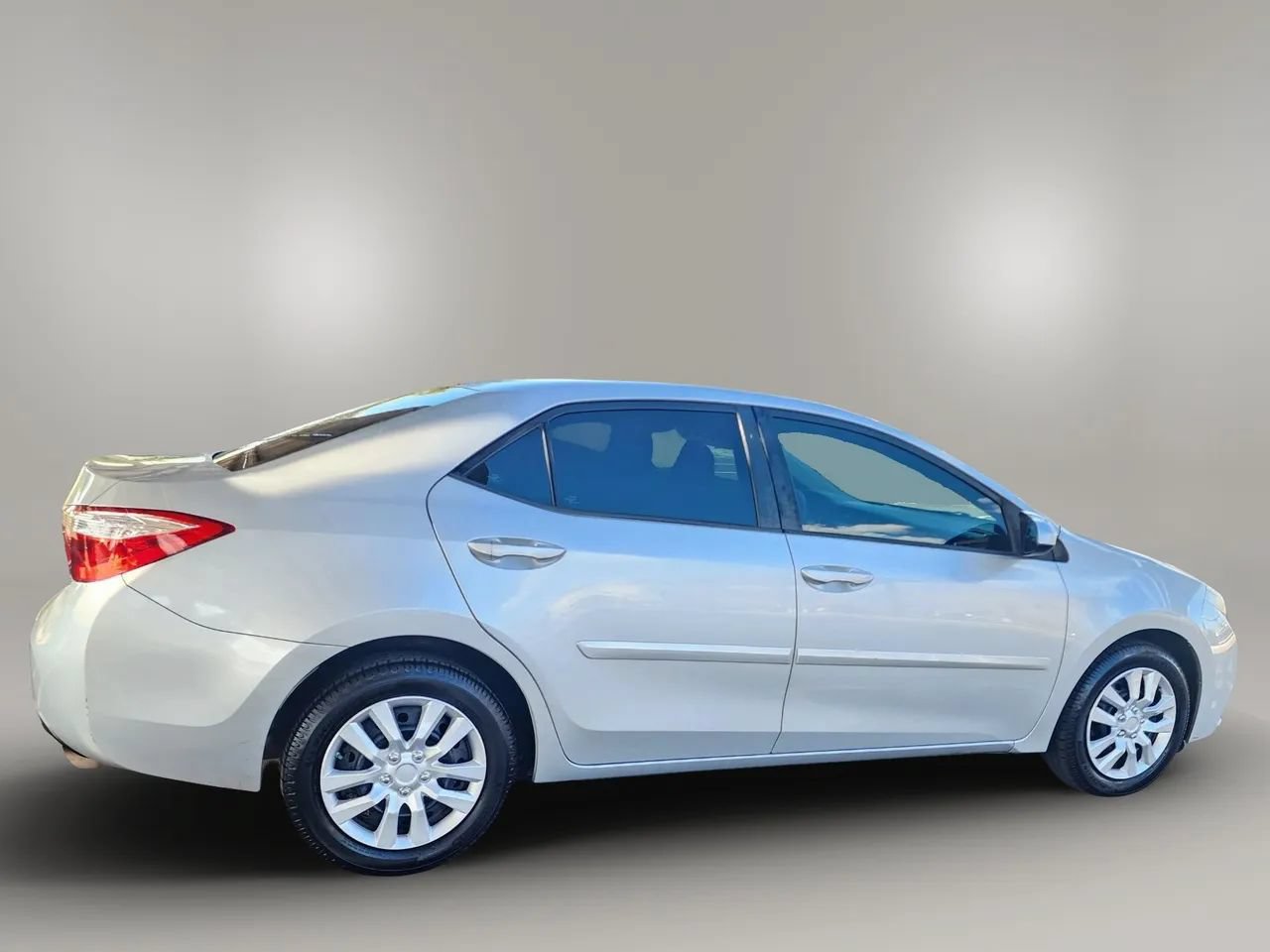 Used 2015 Toyota Corolla LE FWD image 3