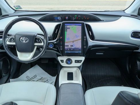 Used 2018 Toyota Prius Four image 6