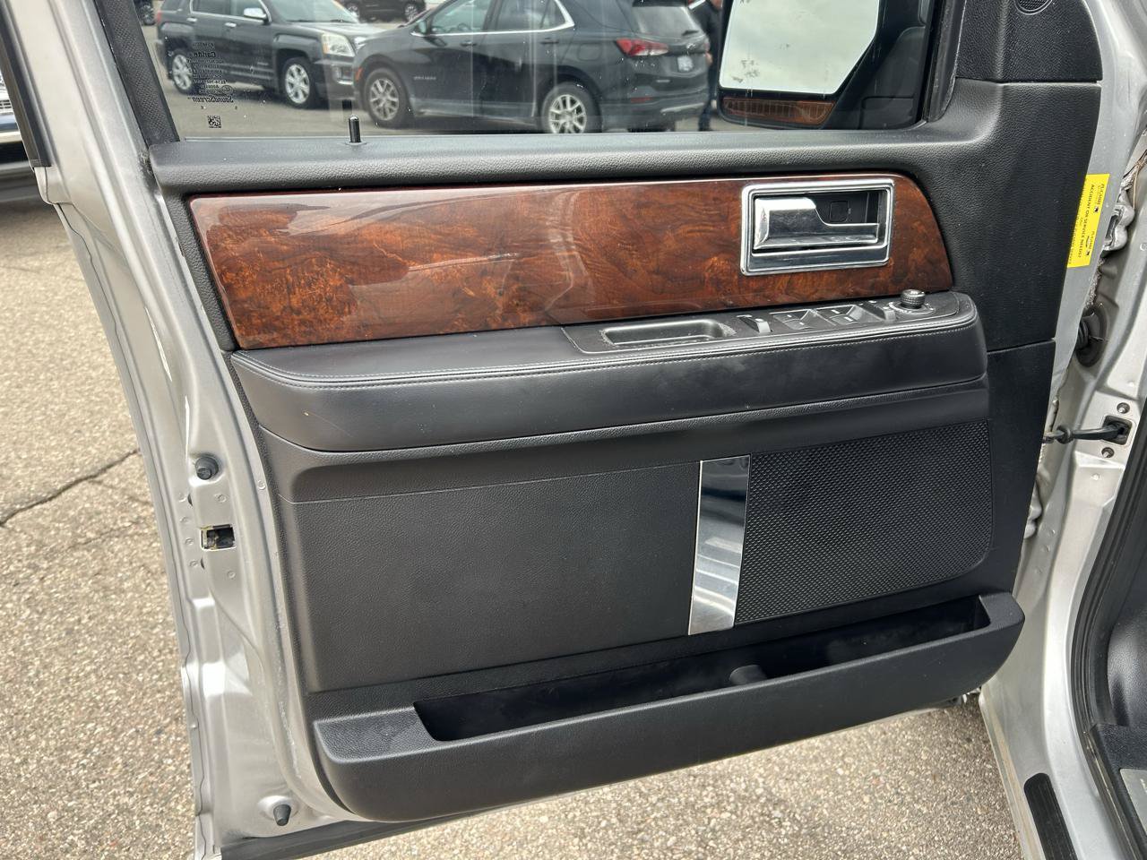 Used 2016 Lincoln Navigator L Select RWD image 15
