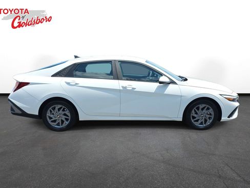 Used 2024 Hyundai Elantra SEL FWD image 4