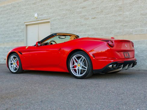 Used 2015 Ferrari California T RWD image 3