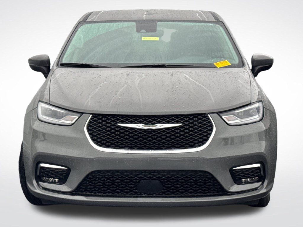 Used 2023 Chrysler Pacifica Touring-L FWD image 3