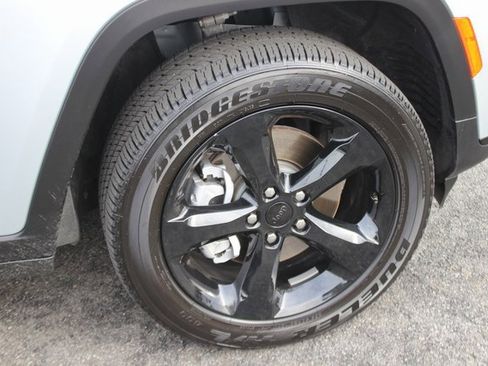 Used 2025 Jeep Grand Cherokee L Altitude image 34