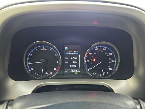 Used 2018 Toyota RAV4 Limited FWD image 19