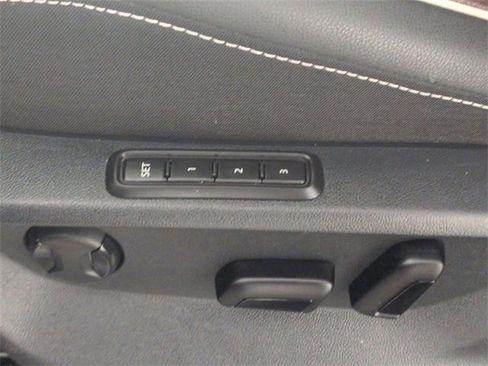 Used 2022 Volkswagen Tiguan SEL R-Line image 14