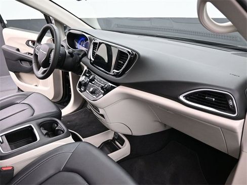 Used 2024 Chrysler Pacifica Touring-L image 24