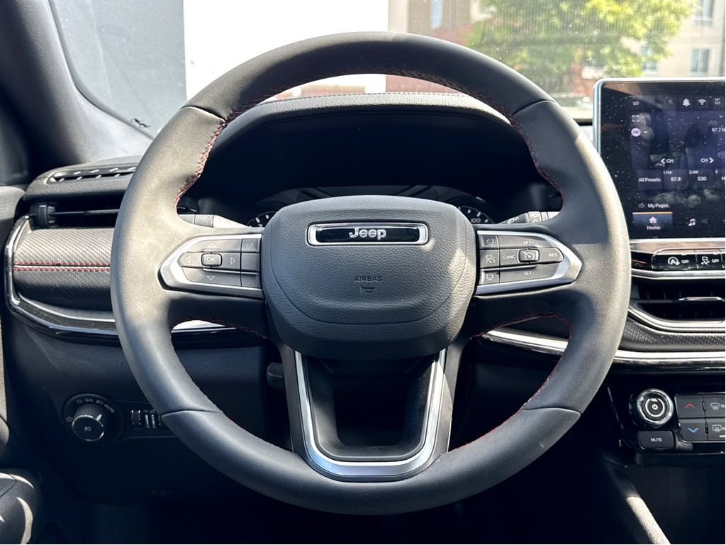 Used 2025 Jeep Compass Trailhawk AWD/4WD image 14