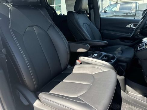 New 2026 Chrysler Pacifica Select FWD image 11