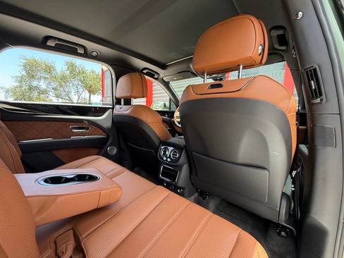 Used 2022 Bentley Bentayga AWD/4WD image 42