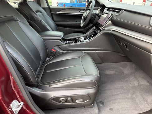 Used 2023 Jeep Grand Cherokee Limited w/ Black Appearance Package RWD image 16