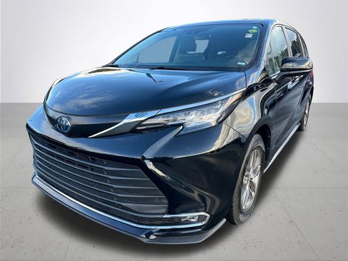 Certified 2023 Toyota Sienna XLE image 2