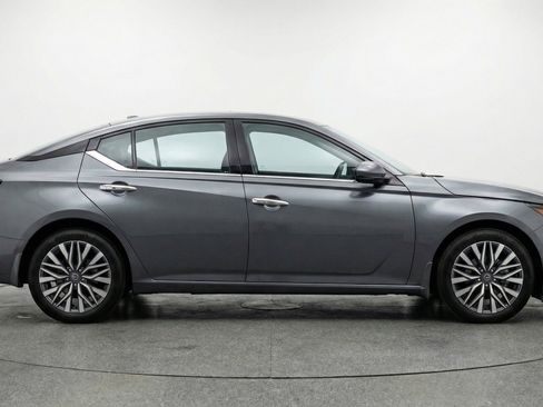 Used 2025 Nissan Altima 2.5 SV FWD image 11