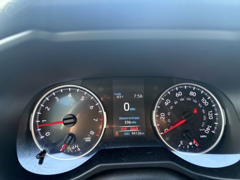 Used 2019 Toyota RAV4 LE FWD image 11