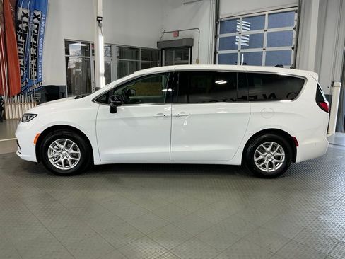 Used 2024 Chrysler Pacifica Touring-L image 21