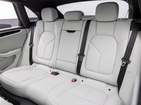 Certified 2025 Porsche Macan image 24