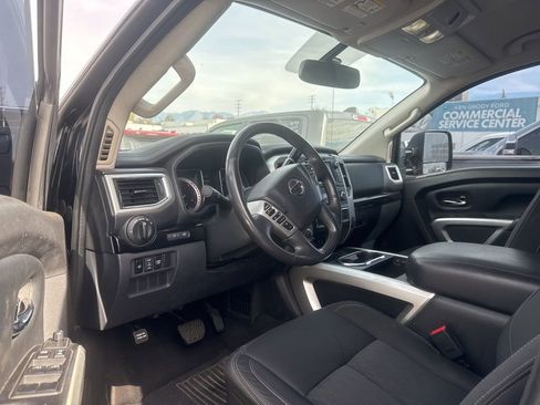 Used 2017 Nissan Titan SV image 7