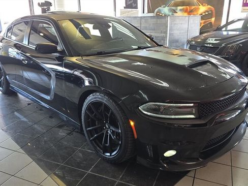 Used 2017 Dodge Charger R/T image 4