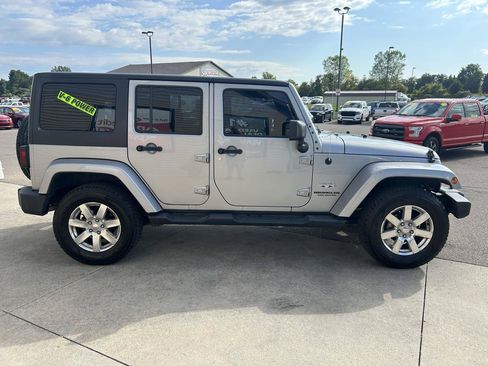 Used 2017 Jeep Wrangler Unlimited Sahara w/ Dual Top Group AWD/4WD image 6