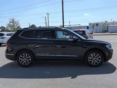 Used 2021 Volkswagen Tiguan SE w/ Panoramic Sunroof Package FWD image 2