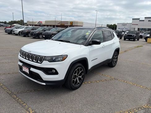 Used 2025 Jeep Compass Limited AWD/4WD image 2
