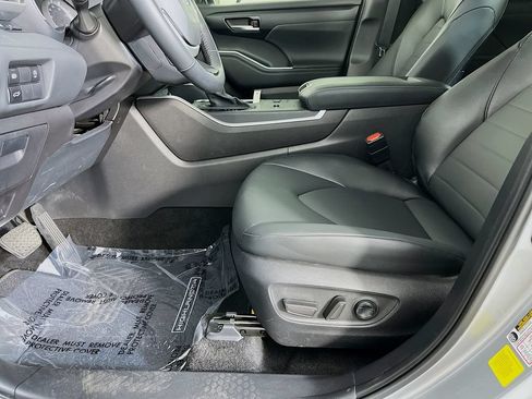 Used 2025 Toyota Highlander XLE FWD image 28