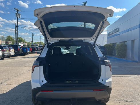 New 2026 Chevrolet Equinox LT w/ Convenience Package II AWD/4WD image 11