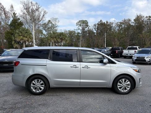 Used 2018 Kia Sedona L image 7