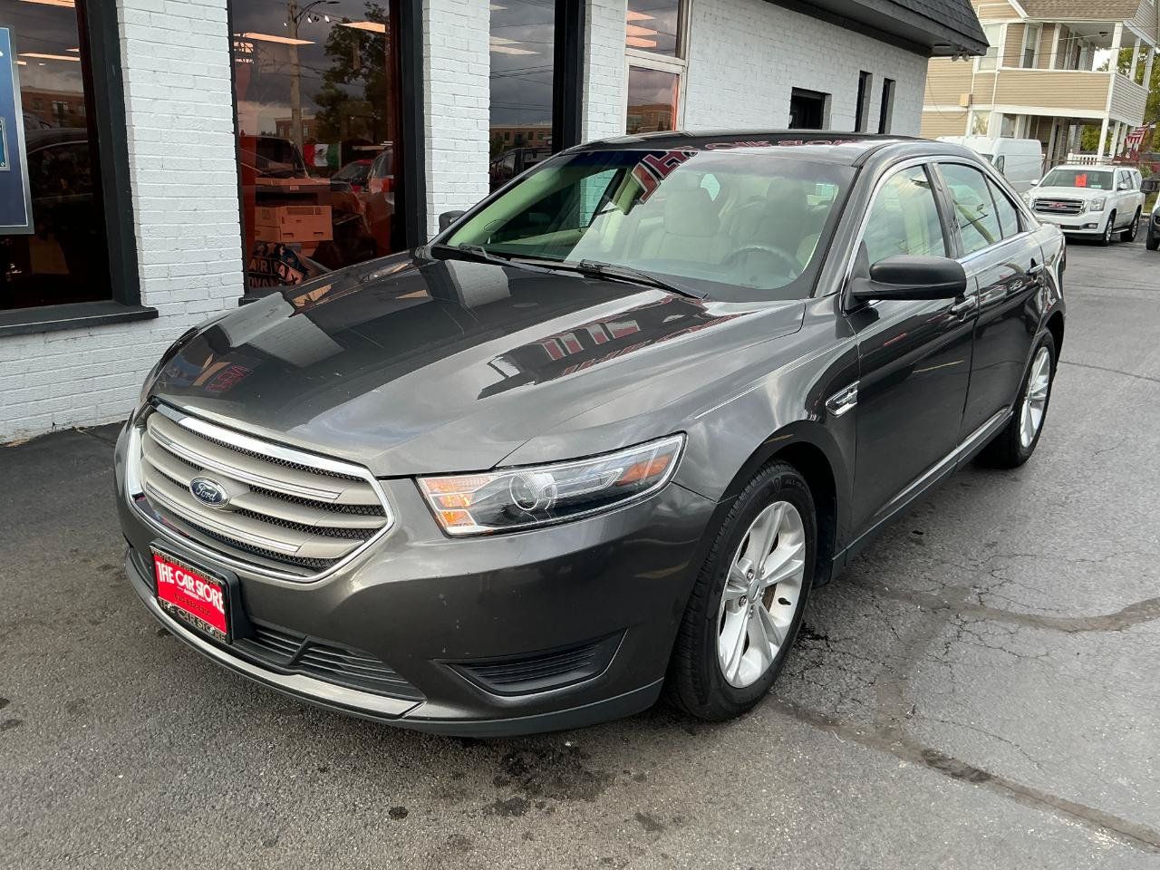 Used 2017 Ford Taurus SE FWD image 2