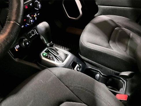 Used 2019 Jeep Renegade Latitude w/ Cold Weather Group image 18