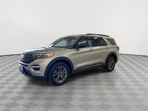 Used 2024 Ford Explorer XLT w/ Equipment Group 202A image 6