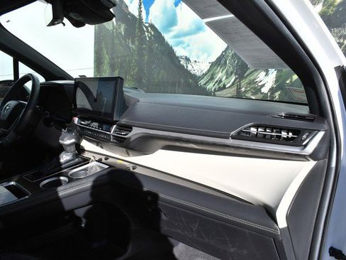 Certified 2025 Toyota Sienna Platinum image 25