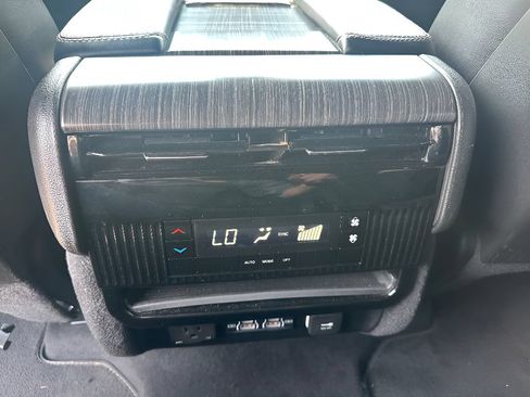 Used 2024 Jeep Wagoneer Series II w/ Flexible Seating Group AWD/4WD image 17