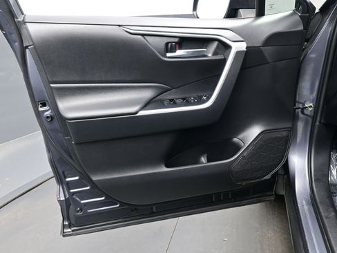 Used 2020 Toyota RAV4 XLE image 9