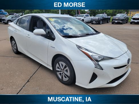 Used 2018 Toyota Prius Two w/ Prius Two Safety Plus Package FWD image 2