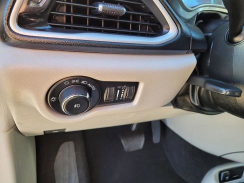 Used 2023 Chrysler Pacifica Touring-L image 23