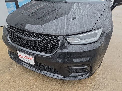 Used 2025 Chrysler Pacifica Limited image 16