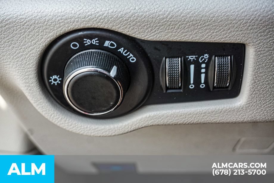 Used 2022 Chrysler Voyager LX FWD image 50