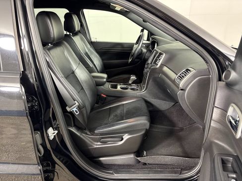 Used 2018 Jeep Grand Cherokee Altitude RWD image 6
