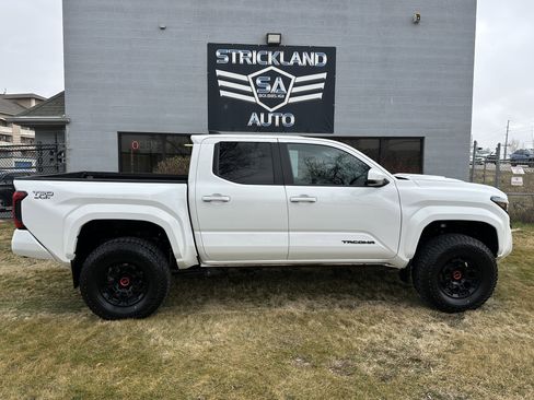 Used 2024 Toyota Tacoma TRD Sport image 5