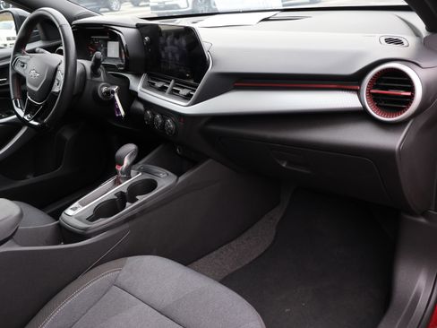 Used 2025 Chevrolet Trax RS w/ Sunroof Package image 10