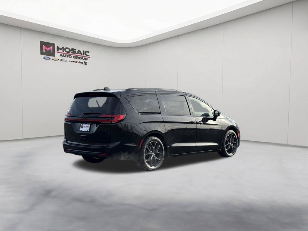 Used 2025 Chrysler Pacifica Limited FWD image 7
