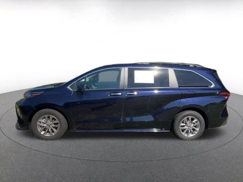 Used 2025 Toyota Sienna XLE FWD image 7