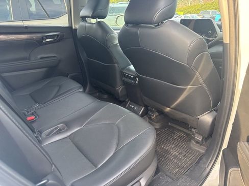Used 2023 Toyota Highlander Limited image 15